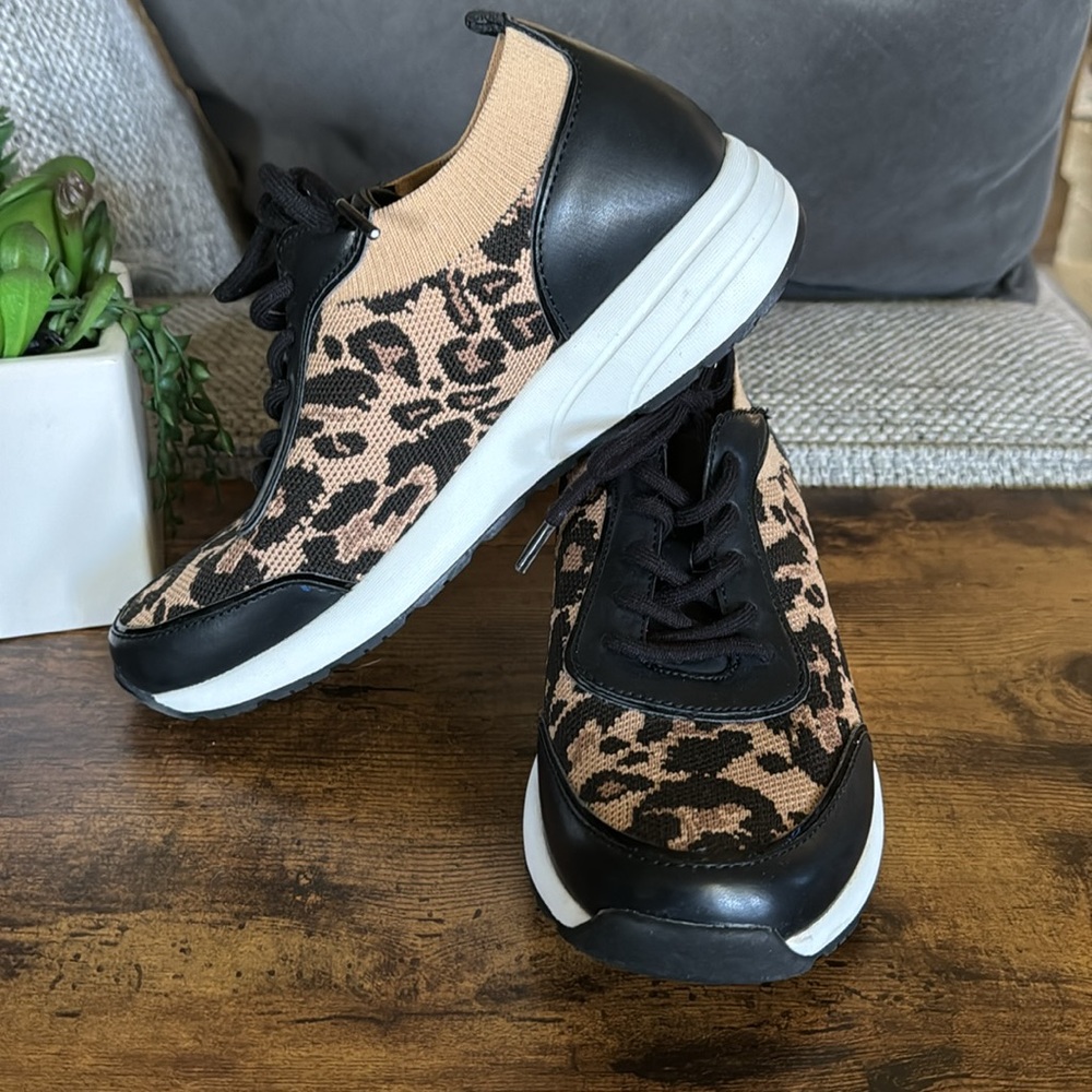 VINCE CAMUTO
Women's Bilanie Chunky leopard Sneakers
